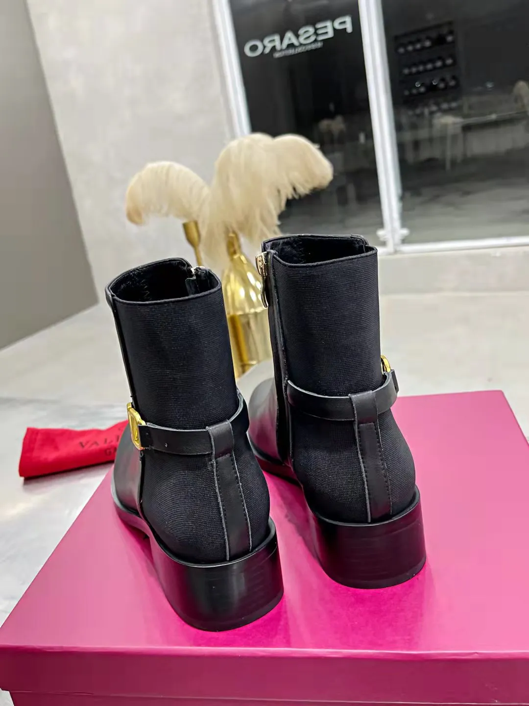 👟👟Ex-factory price 500👟👟 🆕Valentino. Valentino big v-buckle autumn and winter fashion women's boots: comfortable and versatile on the upper feet, showing long legs, fabric: imported first-layer cowhide ⚡The most popular V-buckle ⚡all genuine leather on the inner pads, non-slip and wear-resistant rubber outsole Size: 35−40 (customized size 41)
